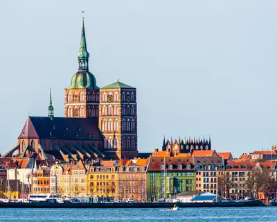 Der markante Doppelturm der Nikolaikirche Stralsund