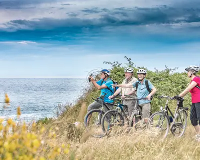 Urlauber auf einer Biketour am Meer